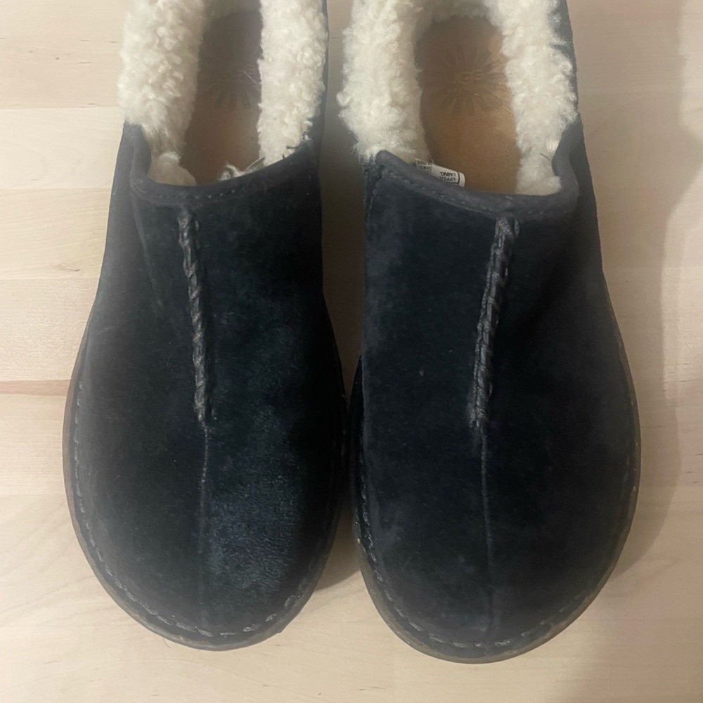 UGG Australia SN 1757 Women's Bettey Black Sheepskin Slip On Shoes Loafers